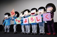 カラ松の顔をパネルで隠すおそ松。