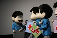 ケンカに発展するおそ松とカラ松と、仲裁に入るチョロ松。