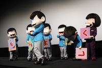 センターで「シェー」のポーズを決めるカラ松。