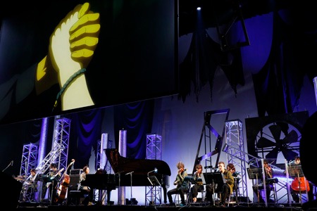 音楽を手がけた横山克率いる鉄華団楽団。