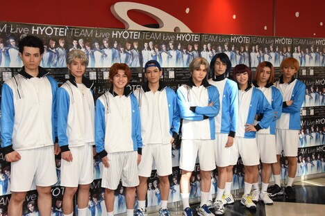 囲み取材に応じた氷帝メンバー。左から樺地崇弘役の八巻貴紀、鳳長太郎役の渡辺碧斗、芥川慈郎役の田村升吾、宍戸亮役の小早川俊輔、跡部景吾役の三浦宏規、忍足侑士役の井阪郁巳、向日岳人役の北乃颯希、滝萩之介役の山崎晶吾、日吉若役の内海啓貴。