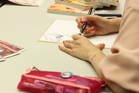 末次由紀はこの日のために爪を“から紅”色にしてきたという。ちなみに「名探偵コナン」のマンガに登場する紅葉の爪の柄は、青山が「ちはやふる」の作中の着物を参考に執筆したとの裏話も飛び出した。「『ちはや』ありきですから」と語る青山に、末次は「恐れ多すぎる……」と恐縮した様子だった。