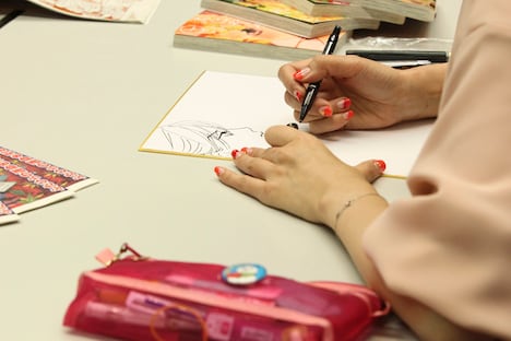 末次由紀はこの日のために爪を“から紅”色にしてきたという。ちなみに「名探偵コナン」のマンガに登場する紅葉の爪の柄は、青山が「ちはやふる」の作中の着物を参考に執筆したとの裏話も飛び出した。「『ちはや』ありきですから」と語る青山に、末次は「恐れ多すぎる……」と恐縮した様子だった。