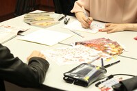 青山剛昌と末次由紀によるコラボイラストの執筆の様子。