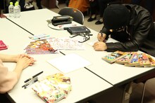 青山剛昌と末次由紀によるコラボイラストの執筆の様子。