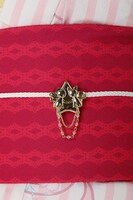 「ケルベロス、スピネル・サンモデル帯留め」の着用例。