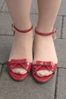 「シェリーフルールモデル サンダル」の着用例。