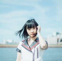 「UTANINARE!! / わたし」通常盤ジャケット用の写真。（撮影：西槇太一）