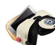 別売りのスマートフォンをセットして使う。