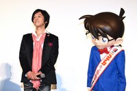 左から小山力也、コナン。