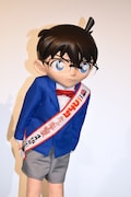 来場したファンに礼をするコナン。