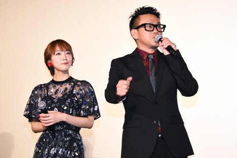 左から吉岡里帆、宮川大輔。