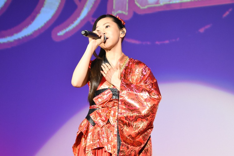 劇場版「名探偵コナン から紅の恋歌（からくれないのラブレター）」の初日舞台挨拶で歌唱する倉木麻衣。