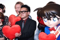 左から宮川大輔、江戸川コナン。