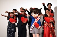 劇場版「名探偵コナン から紅の恋歌（からくれないのラブレター）」の初日舞台挨拶の様子。