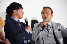 左から濱田岳、西田敏行。
