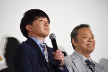 左から濱田岳、西田敏行。