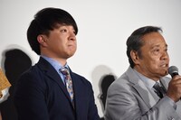 目を潤ませる濱田岳（左）。