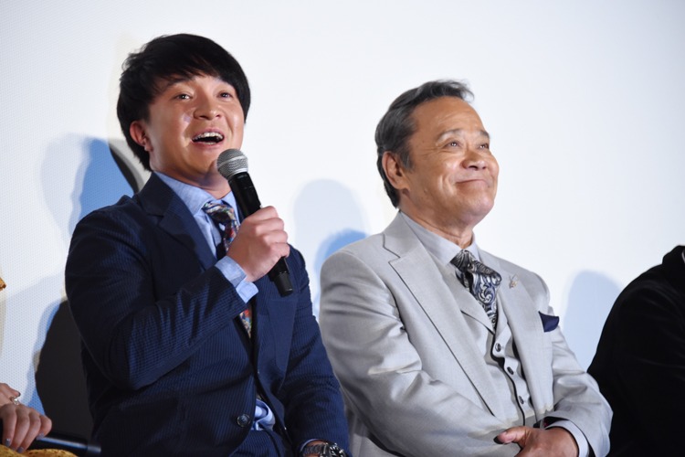 左から濱田岳、西田敏行。