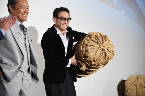 米俵を抱える吹越満。