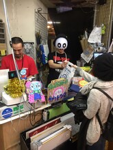 ヴィレッジヴァンガード下北沢にて1日店長を務めたカメントツ。