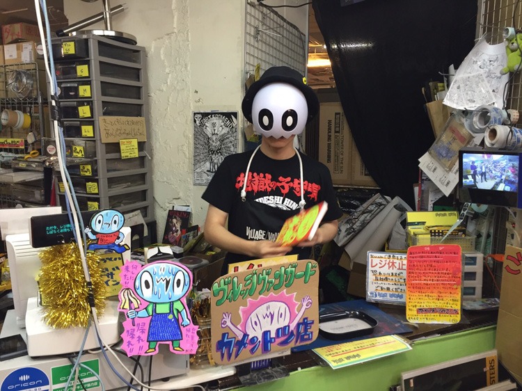 ヴィレッジヴァンガード下北沢にて1日店長を務めたカメントツ。