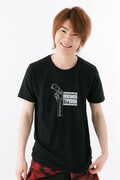 「ヴァッシュ・ザ・スタンピードモデル Tシャツ」の着用例。