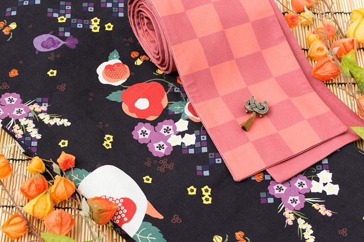 この夏のお出かけに！「鬼灯の冷徹」のモチーフ詰め込んだ浴衣＆帯留め