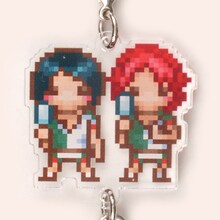 「『弱虫ペダル』待宮栄吉ドットde繋がるバースデー・アクキー＆缶バッジセット」のアクリルキーホルダー。呉南工業高校のメンバーである井尾谷諒も描かれている。