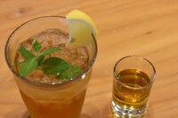 「電気ブラン・ショット」と「電気ブランのジンジャーハイボール」。