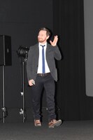 9年ぶりに来日したジェームズ・マカヴォイが観客に手を振って登場。