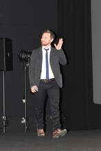 9年ぶりに来日したジェームズ・マカヴォイが観客に手を振って登場。