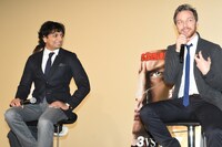 左からM・ナイト・シャマラン、ジェームズ・マカヴォイ。