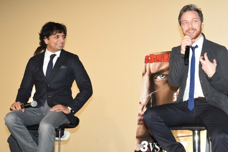 左からM・ナイト・シャマラン、ジェームズ・マカヴォイ。