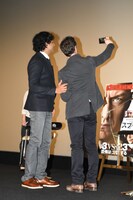 自撮りをするM・ナイト・シャマラン（左）とジェームズ・マカヴォイ（右）。