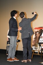 自撮りをするM・ナイト・シャマラン（左）とジェームズ・マカヴォイ（右）。