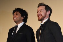 左からM・ナイト・シャマラン、ジェームズ・マカヴォイ。