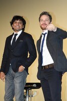 左からM・ナイト・シャマラン、ジェームズ・マカヴォイ。