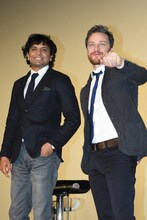 左からM・ナイト・シャマラン、ジェームズ・マカヴォイ。