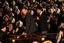 振り向くジェームズ・マカヴォイ（左）とM・ナイト・シャマラン（右）。