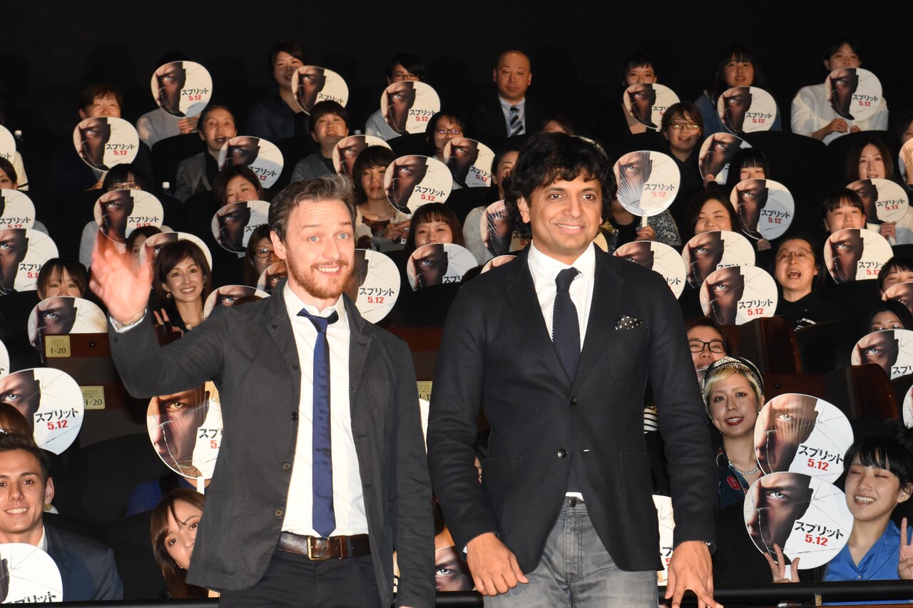 左からジェームズ・マカヴォイ、M・ナイト・シャマラン。