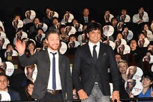 左からジェームズ・マカヴォイ、M・ナイト・シャマラン。