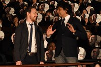 談笑するジェームズ・マカヴォイ（左）とM・ナイト・シャマラン（右）。