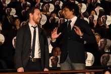 談笑するジェームズ・マカヴォイ（左）とM・ナイト・シャマラン（右）。