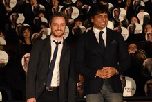 左からジェームズ・マカヴォイ、M・ナイト・シャマラン。