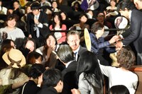 ファンに囲まれるジェームズ・マカヴォイ。