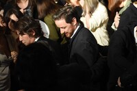 ファンに囲まれるジェームズ・マカヴォイ。