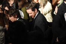 ファンに囲まれるジェームズ・マカヴォイ。