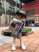 号外配布の様子。