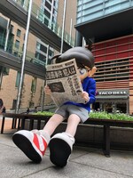 号外配布の様子。